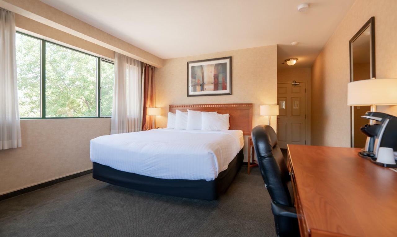Hotel Kelowna & Conference Centre Kültér fotó